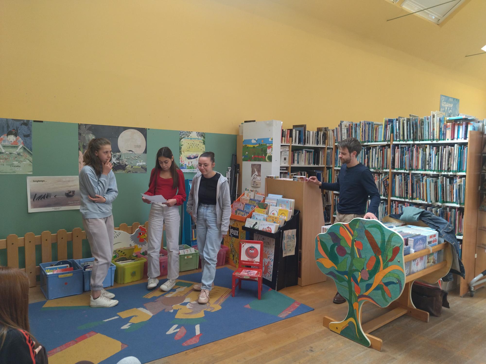 élèves lisant dans une bibliothèque